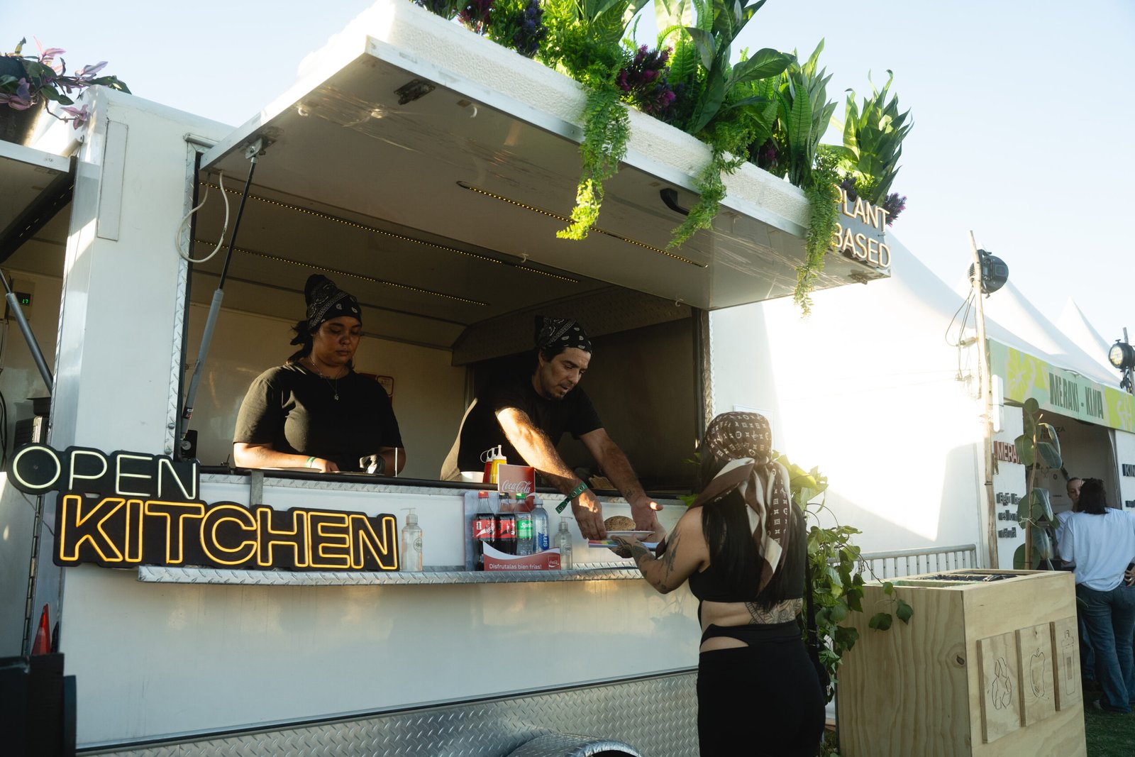 Puesto gastronómico móvil en evento